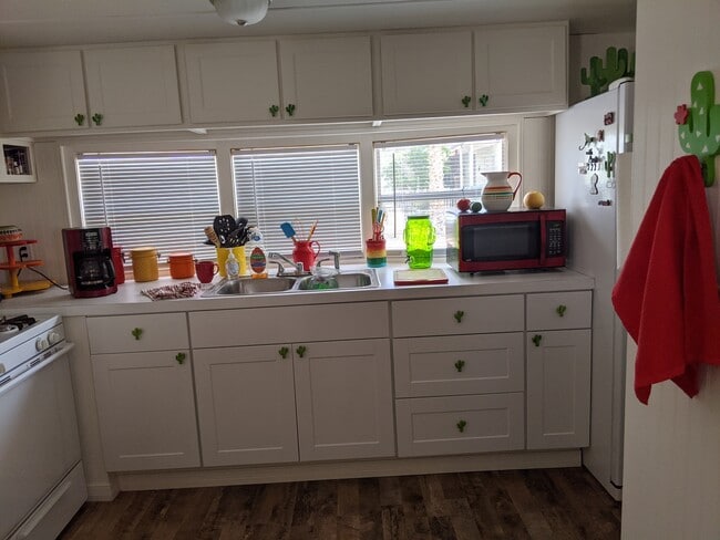 Kitchen includes refrigerator and stove - 604 Havasu Ln