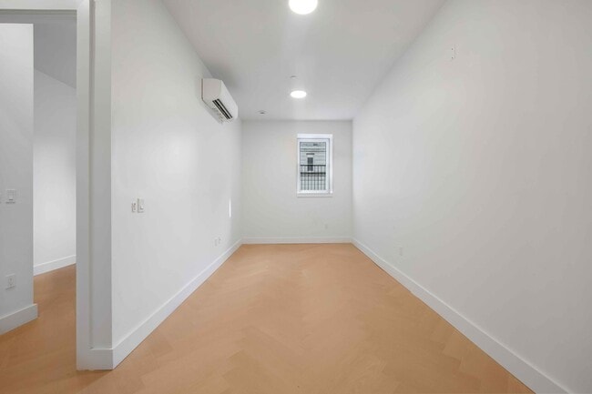 Foto del edificio - 321 E 17th St