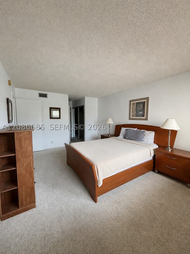 Building Photo - 240 Lakeview Dr