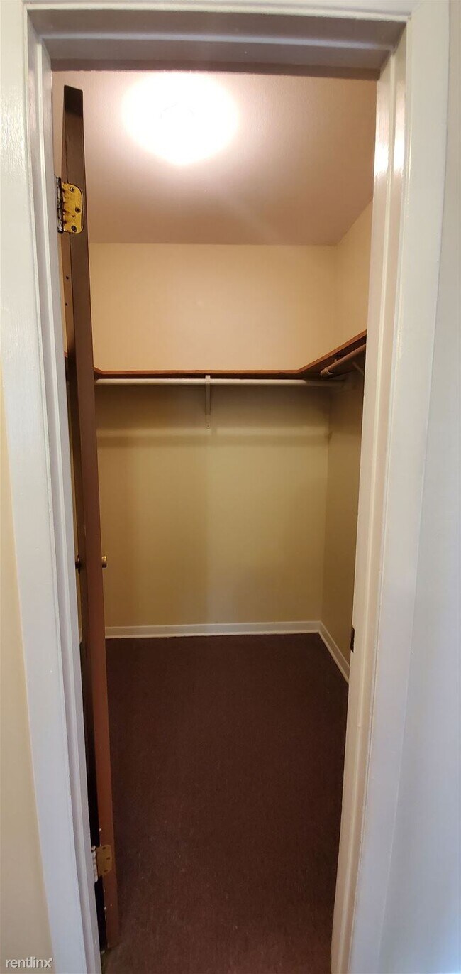 Foto del edificio - 1 br, 1 bath  - 60 Donna Dr