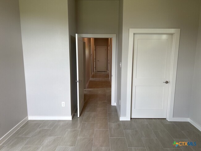 Foto del edificio - 5009 White Rose Dr