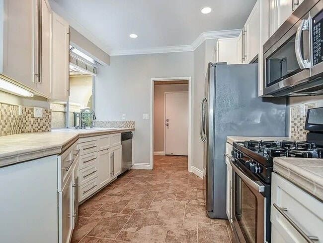 Building Photo - 10 Promontory Park