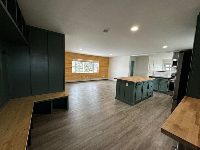 Building Photo - 363 Park Way