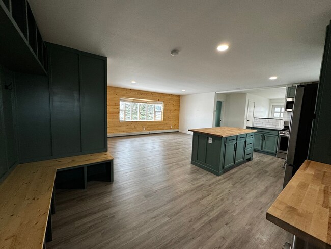 Building Photo - Beautiful 4 Bedroom home with 2 Car Garage
