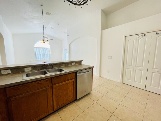 Building Photo - Beautiful, Spacious Home in Orlando!