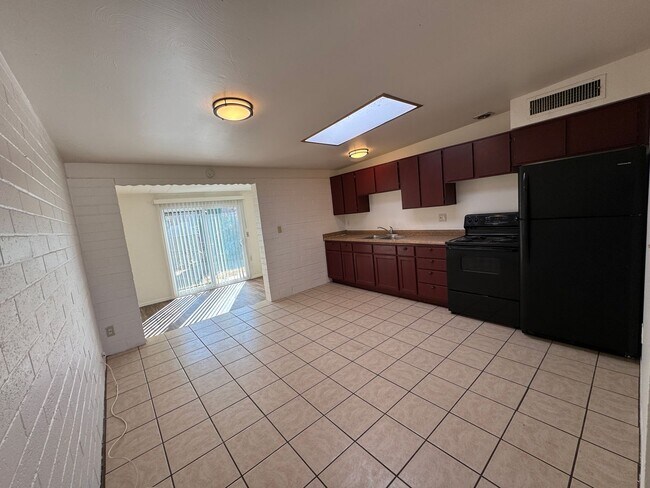 Foto del edificio - 2Bdm 1 Bath, Washer/Dryer Hookups, Will no last long!