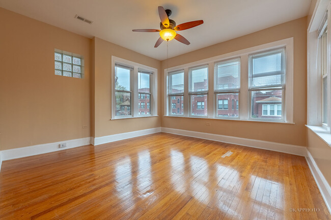 Foto del edificio - 6819 S Ridgeland Ave