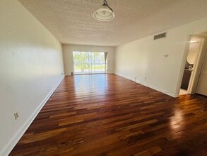 Building Photo - 4500 Overlook Dr NE