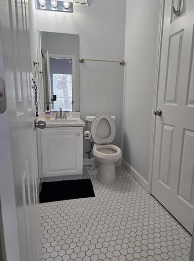 Building Photo - 911 W 22nd St