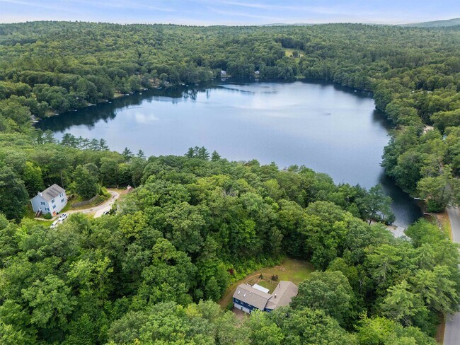 Foto del edificio - 241 Clough Pond Rd