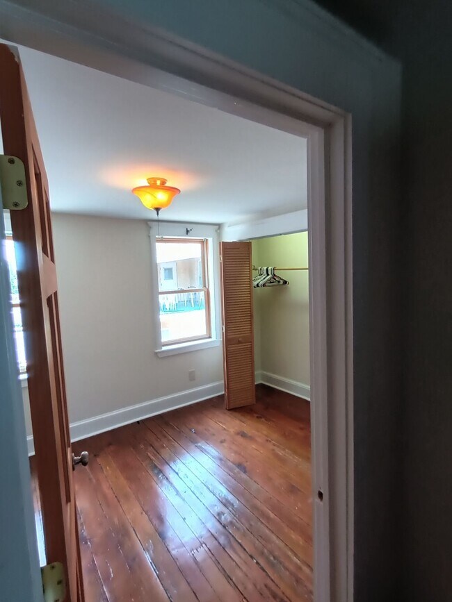 Building Photo - 907 S Alder St