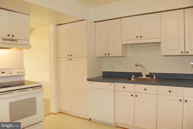 Foto del edificio - 6533 Yadkin Ct