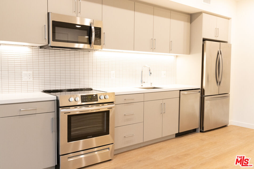 Foto principal - 7566 W Sunset Blvd