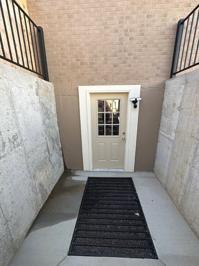 Foto del edificio - Charming 2-Bedroom Basement Unit with Private Yard – Flat-Rate Utilities!