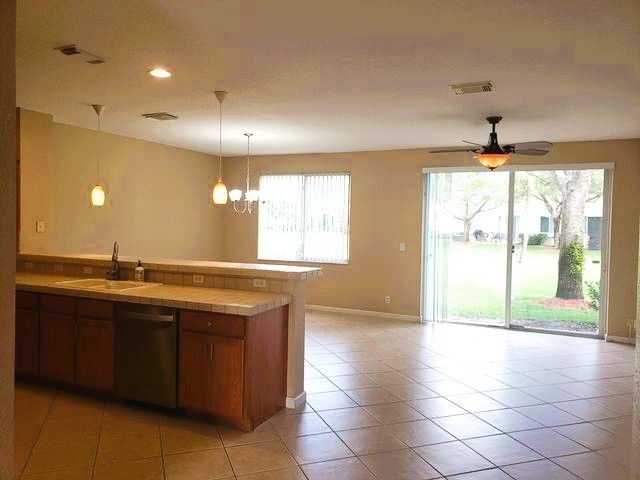 Building Photo - 3027 N Evergreen Cir