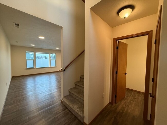 Foto del edificio - The Chronicle Road Duplexes!