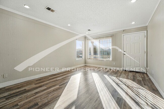 Foto del edificio - Spacious 3-Bedroom Home with Modern Features and Private Yard