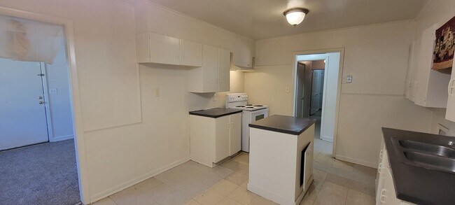 Building Photo - Nice 3 bedroom/1.5 bath brickhouse with Ce...