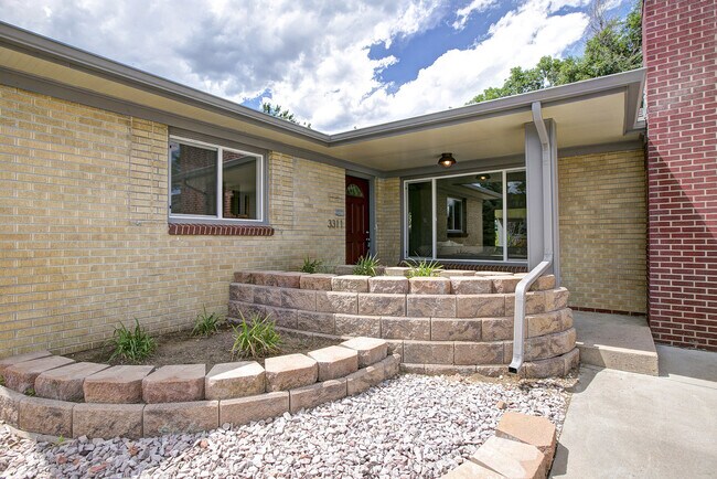 Foto del edificio - Rent this Gorgeous Fully Updated 3 Bd/ 1.5...