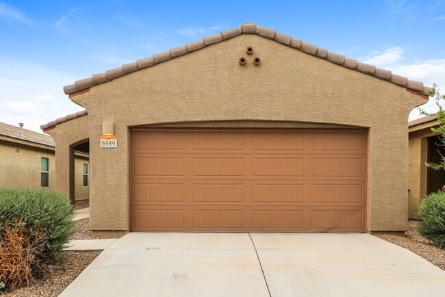Building Photo - 6989 W Hedge Rose Dr