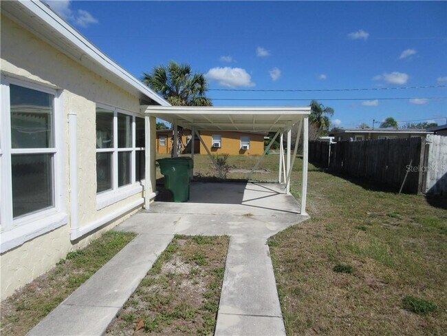 Foto del edificio - 21456 Holdern Ave