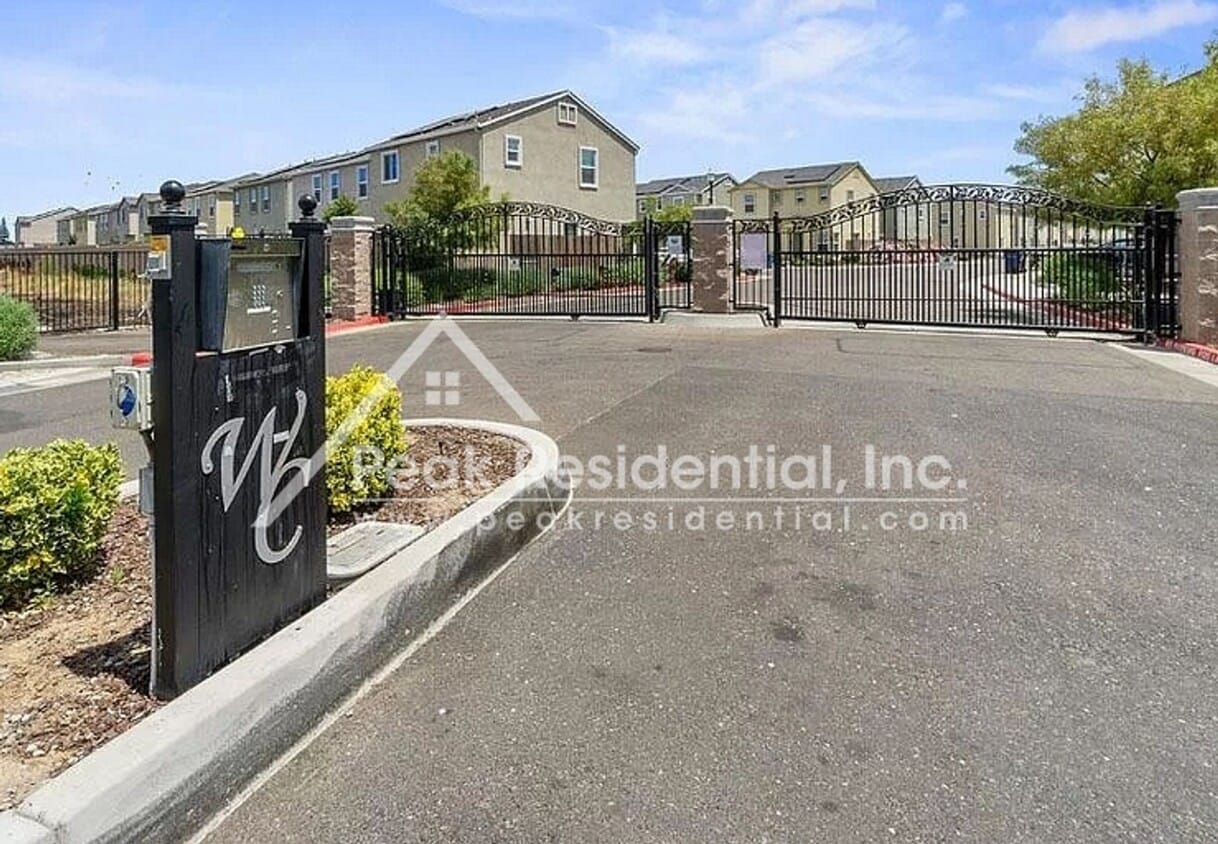 3 br, 2.5 bath House 8112 Creeping Willo... House Rental in