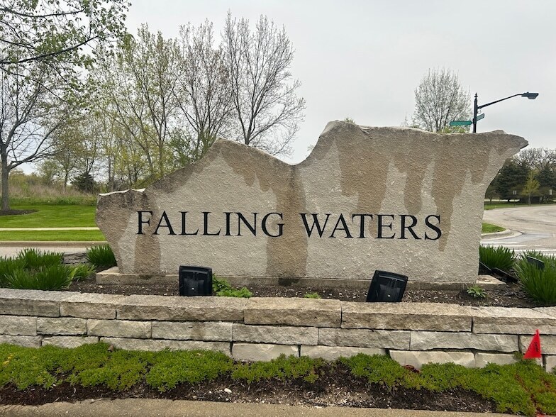 Foto del edificio - 3165 Falling Waters Ln