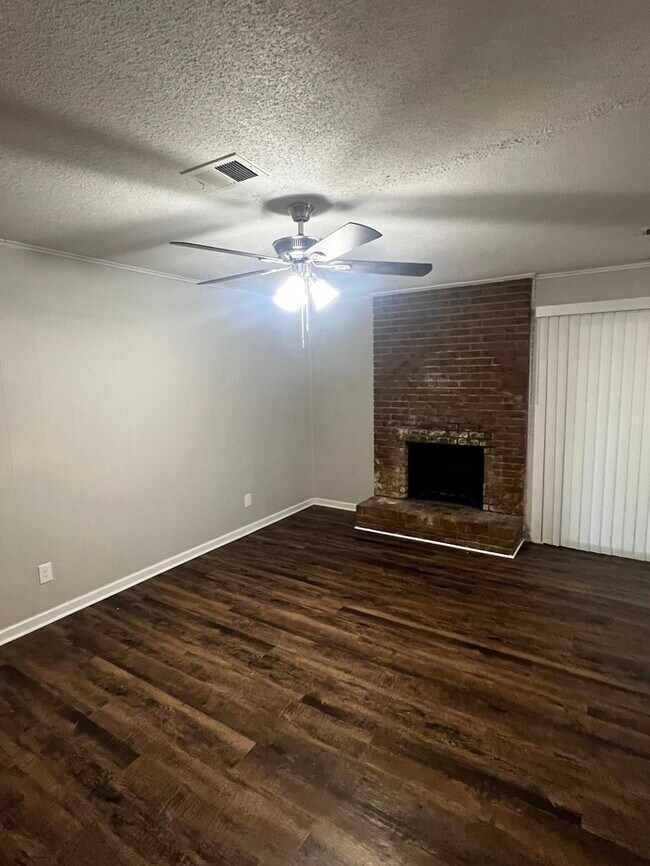Building Photo - 8702 Oakhaven Dr