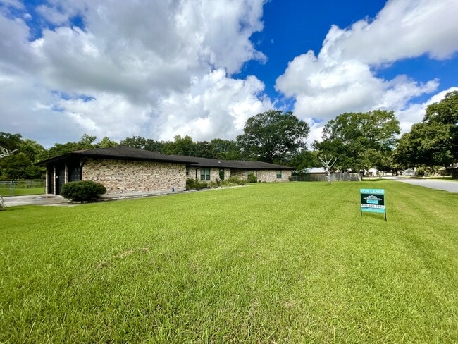 Building Photo - 1365 Wisteria St