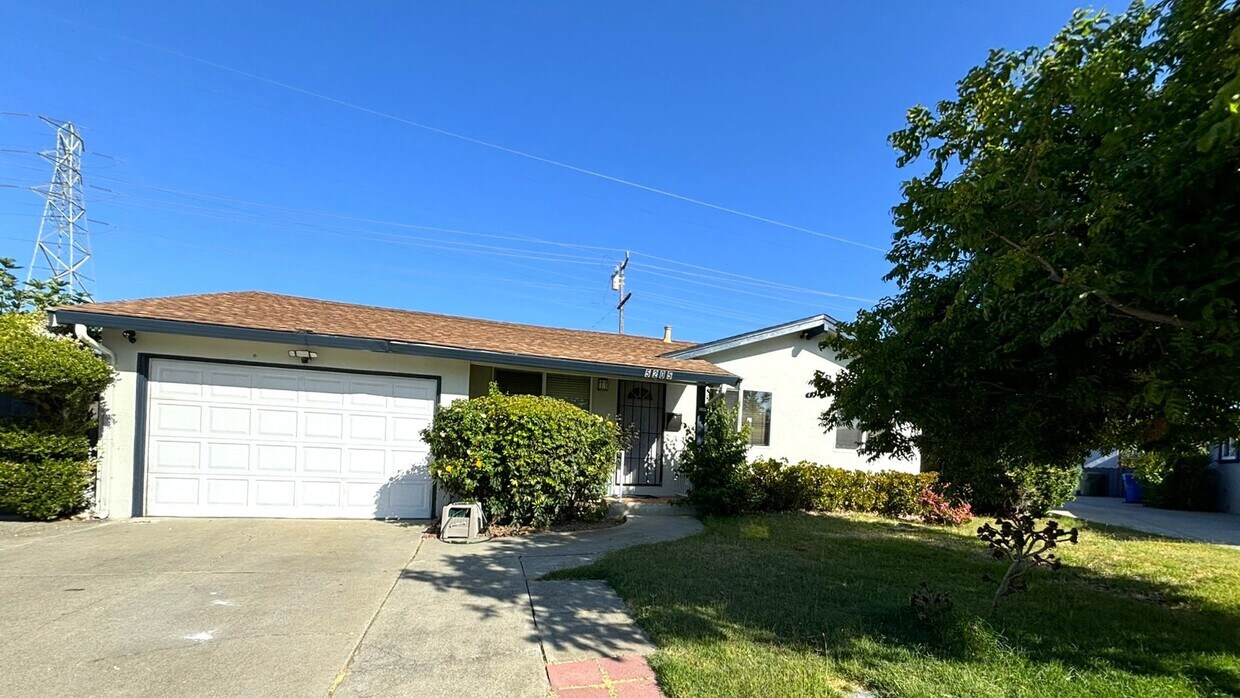 Foto principal - 3 Bedroom 2 Bathroom single Story home for...