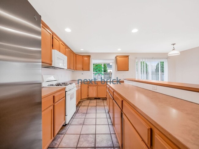 Building Photo - 4 Bed and 2.5 Bath Single-family Home Avai...