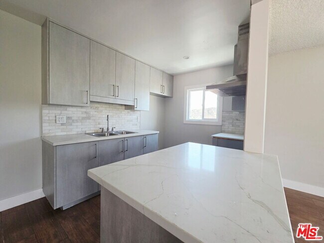 Foto del edificio - 9949 Pinewood Ave