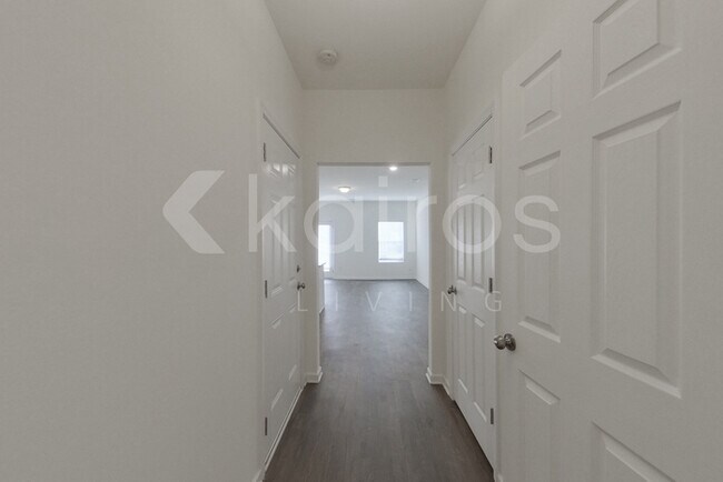 Foto del edificio - 215 Long Is Dr