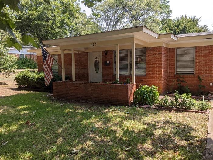 Primary Photo - 1607 Briarwood Blvd