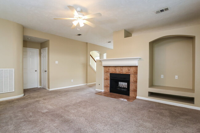 Foto del edificio - 16206 Hollow Rock Dr