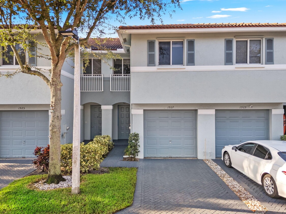 Primary Photo - 1927 Alamanda Way