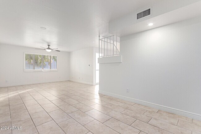 Foto del edificio - 7820 E Vernon Ave