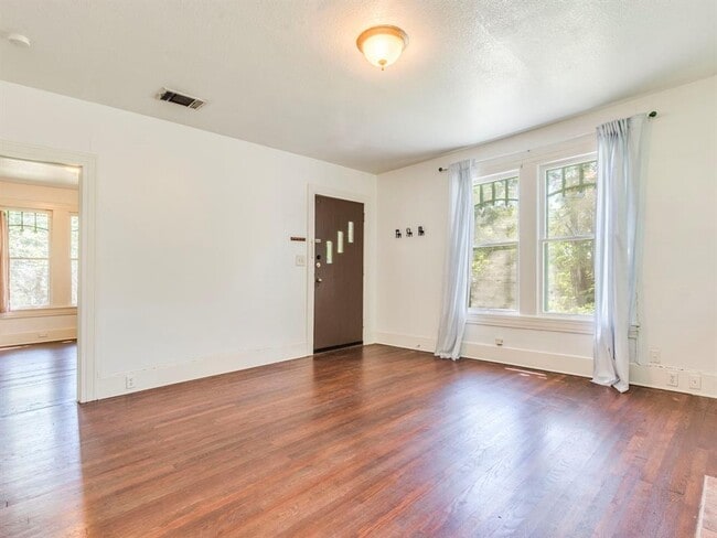Building Photo - 610 E 49th St