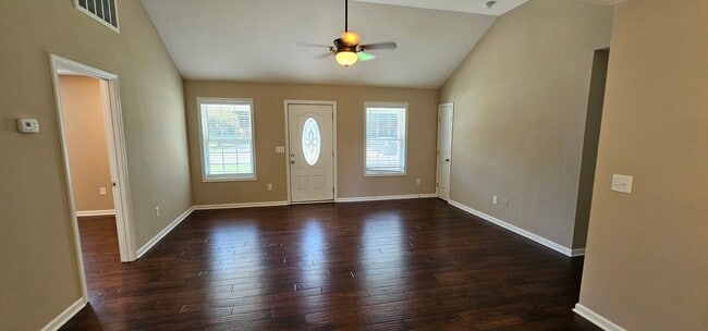 Building Photo - Beautiful 3 Bedroom Home with Large Fenced...