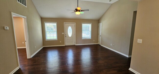 Foto del edificio - Beautiful 3 Bedroom Home with Large Fenced...