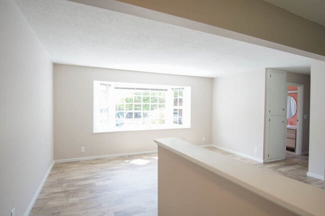 Building Photo - 2 Bedroom with Bay Window & Parking in the...