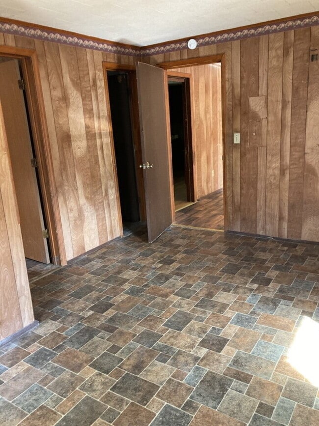 Building Photo - Charming 2-Bedroom Gem on River Street – Your Cozy Laurens Retreat!