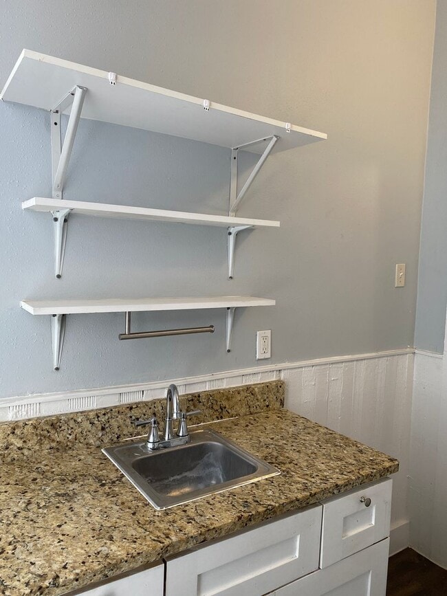 Building Photo - **MOVE-IN SPECIAL**  Vintage 1-Bedroom Near The Pearl