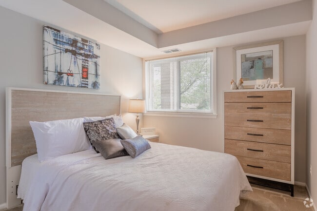 2BR, 1BA - 946SF - South Port