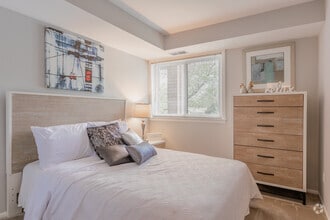 2BR, 1BA - 946SF - South Port