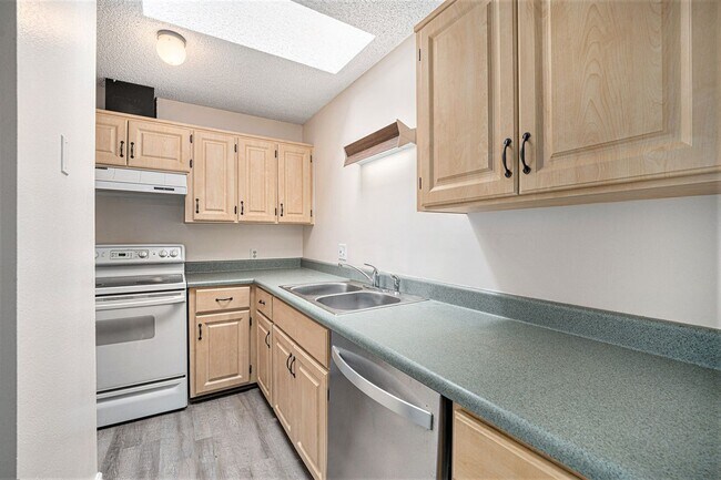 Foto del edificio - Beautifully Updated Condo In Desirable South East Denver Neighborhood