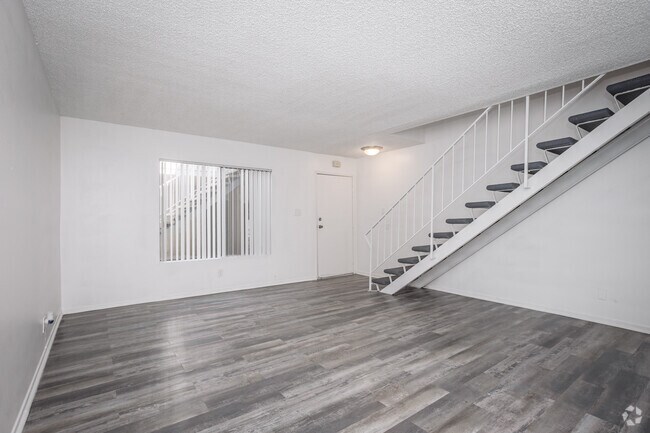 2 habitaciones, 1.5 baños - 996 pies cuadrados - Sala de estar - 20710 Anza Ave.