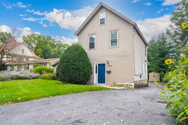 Building Photo - 4 Bedroom Single Family Home - Beacon NY