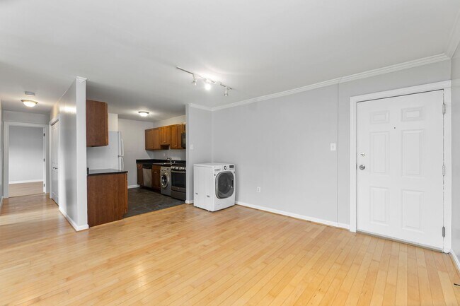 Building Photo - Newly Renovated Two Bedroom Condo! Parking!
