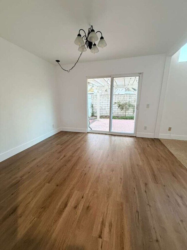 Foto del edificio - Freshly Updated End-Unit Townhome in the Gated Community of Vista Valencia